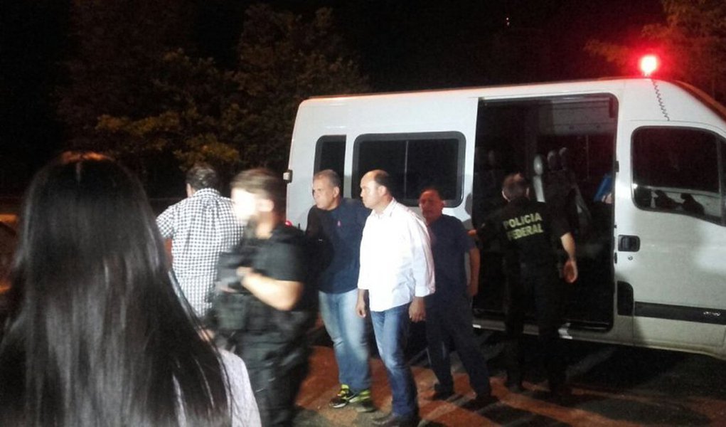 Ex-governador do Tocantins Sandoval Cardoso (SD), preso na Operação Ápia, deflagrada pela Polícia Federal nesta quinta-feira (13), se defendeu das acusações de participação de um esquema de fraudes em licitações de terraplanagem e pavimentação que teria movimentado cerca de R$ 200 milhões. "Trabalhei muito pelo Tocantins", disse Sandoval; "Quero que seja esclarecido mais do que qualquer outra pessoa. Eu não licitei nenhuma obra, eu executei", afirmou (Foto: Paulo Emílio) Ex-governador do Tocantins Sandoval Cardoso (SD), preso na Operação Ápia, deflagrada pela Polícia Federal nesta quinta-feira (13), se defendeu das acusações de participação de um esquema de fraudes em licitações de terraplanagem e pavimentação que teria movimentado cerca de R$ 200 milhões. "Trabalhei muito pelo Tocantins", disse Sandoval; "Quero que seja esclarecido mais do que qualquer outra pessoa. Eu não licitei nenhuma obra, eu executei", afirmou