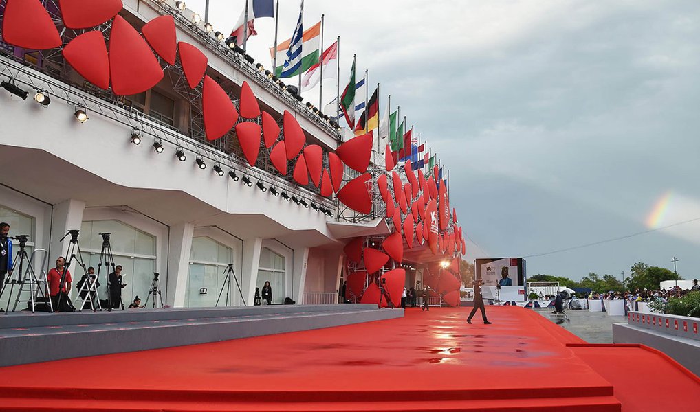 Festival de Filme de Veneza,o mais antigo do mundo, revelou uma repleta constelação para sua 73ª edição anual, esbanjando as principais estrelas de Hollywood em uma ampla seleção de filmes; atores e atrizes como Emma Stone, Jake Gyllenhaal, Natalie Portman e Monica Bellucci estarão em películas que neste ano falam sobre temas universais, mas adotam uma abordagem mais sutil e menos gráfica para descrever a vida cotidiana, a violência e a pobreza, em comparação a outras edições (Foto: Paulo Emílio) Festival de Filme de Veneza,o mais antigo do mundo, revelou uma repleta constelação para sua 73ª edição anual, esbanjando as principais estrelas de Hollywood em uma ampla seleção de filmes; atores e atrizes como Emma Stone, Jake Gyllenhaal, Natalie Portman e Monica Bellucci estarão em películas que neste ano falam sobre temas universais, mas adotam uma abordagem mais sutil e menos gráfica para descrever a vida cotidiana, a violência e a pobreza, em comparação a outras edições