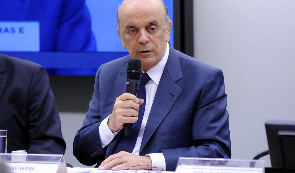 Em silêncio sobre as citações a seu nome na negociação de delação premiada da OAS e também da Odebrecht, o chanceler José Serra já se dedica a estudar com amigos do meio jurídico e advogados as possíveis implicações da questão, segundo a colunista Mônica Bergamo; a OAS aparece 15 vezes na prestação de contas da campanha de Serra ao Senado, com valores variados de contribuição (Foto: Roberta Namour) Em silêncio sobre as citações a seu nome na negociação de delação premiada da OAS e também da Odebrecht, o chanceler José Serra já se dedica a estudar com amigos do meio jurídico e advogados as possíveis implicações da questão, segundo a colunista Mônica Bergamo; a OAS aparece 15 vezes na prestação de contas da campanha de Serra ao Senado, com valores variados de contribuição