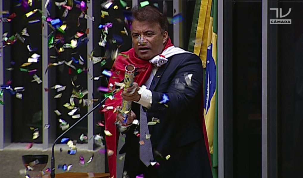 Tribunal Regional Eleitoral do Pará (TRE-PA) cassou nessa sexta-feira, 8, por unanimidade, o mandato do deputado federal Wladimir Costa (Solidariedade); segundo a TVRBA, entre as irregularidades que causaram a decisão estão o recebimento de recursos financeiros para campanha, oriundos de fontes não declaradas bem como a omissão na declaração de montante que chega a R$410.800; Wladimir ficou conhecido nacionalmente nos últimos meses após a pirotecnia durante a votação do impeachment da presidente Dilma Rousseff na Câmara
(Foto: Aquiles Lins) Tribunal Regional Eleitoral do Pará (TRE-PA) cassou nessa sexta-feira, 8, por unanimidade, o mandato do deputado federal Wladimir Costa (Solidariedade); segundo a TVRBA, entre as irregularidades que causaram a decisão estão o recebimento de recursos financeiros para campanha, oriundos de fontes não declaradas bem como a omissão na declaração de montante que chega a R$410.800; Wladimir ficou conhecido nacionalmente nos últimos meses após a pirotecnia durante a votação do impeachment da presidente Dilma Rousseff na Câmara