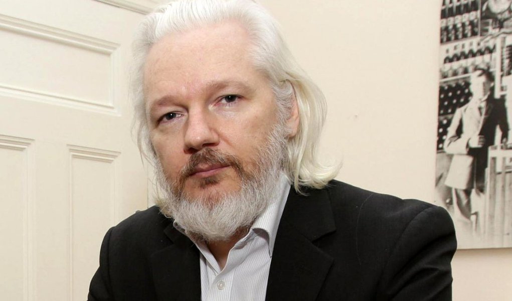 Procuradores suecos anunciaram que o fundador do WikiLeaks, Julian Assange, será interrogado na embaixada do Equador em Londres em 17 de outubro; interrogatório será conduzido por um procurador equatoriano e acompanhado pela procuradora-chefe da Suécia, Ingrid Isgren, e um investigador da polícia sueca; Assange responde a acusações de ter cometido abuso sexual em 2010; ele evitou o risco de extradição para a Suécia ao se refugiar na embaixada do Equador (Foto: Paulo Emílio) Procuradores suecos anunciaram que o fundador do WikiLeaks, Julian Assange, será interrogado na embaixada do Equador em Londres em 17 de outubro; interrogatório será conduzido por um procurador equatoriano e acompanhado pela procuradora-chefe da Suécia, Ingrid Isgren, e um investigador da polícia sueca; Assange responde a acusações de ter cometido abuso sexual em 2010; ele evitou o risco de extradição para a Suécia ao se refugiar na embaixada do Equador