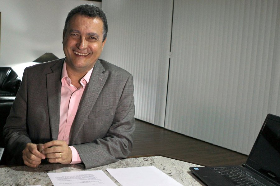 O governo do Estado concede ainda neste mês promoção de carreira para 22.853 professores da rede estadual, o que representa 68,25% dos efetivos; os professores terão ganho salarial equivalente a 7% do seu rendimento total; a promoção gera impacto mensal de R$ 7,9 milhões na folha de pagamento do Estado; "Estamos fazendo um grande esforço para conceder esta promoção aos professores mediante um acréscimo nos seus salários, porque entendemos que a educação é essencial para melhorar as condições de vida da nossa população. E a valorização dos profissionais da Educação é fundamental para atingirmos esse objetivo", diz o governador Rui Costa (Foto: Romulo Faro) O governo do Estado concede ainda neste mês promoção de carreira para 22.853 professores da rede estadual, o que representa 68,25% dos efetivos; os professores terão ganho salarial equivalente a 7% do seu rendimento total; a promoção gera impacto mensal de R$ 7,9 milhões na folha de pagamento do Estado; "Estamos fazendo um grande esforço para conceder esta promoção aos professores mediante um acréscimo nos seus salários, porque entendemos que a educação é essencial para melhorar as condições de vida da nossa população. E a valorização dos profissionais da Educação é fundamental para atingirmos esse objetivo", diz o governador Rui Costa