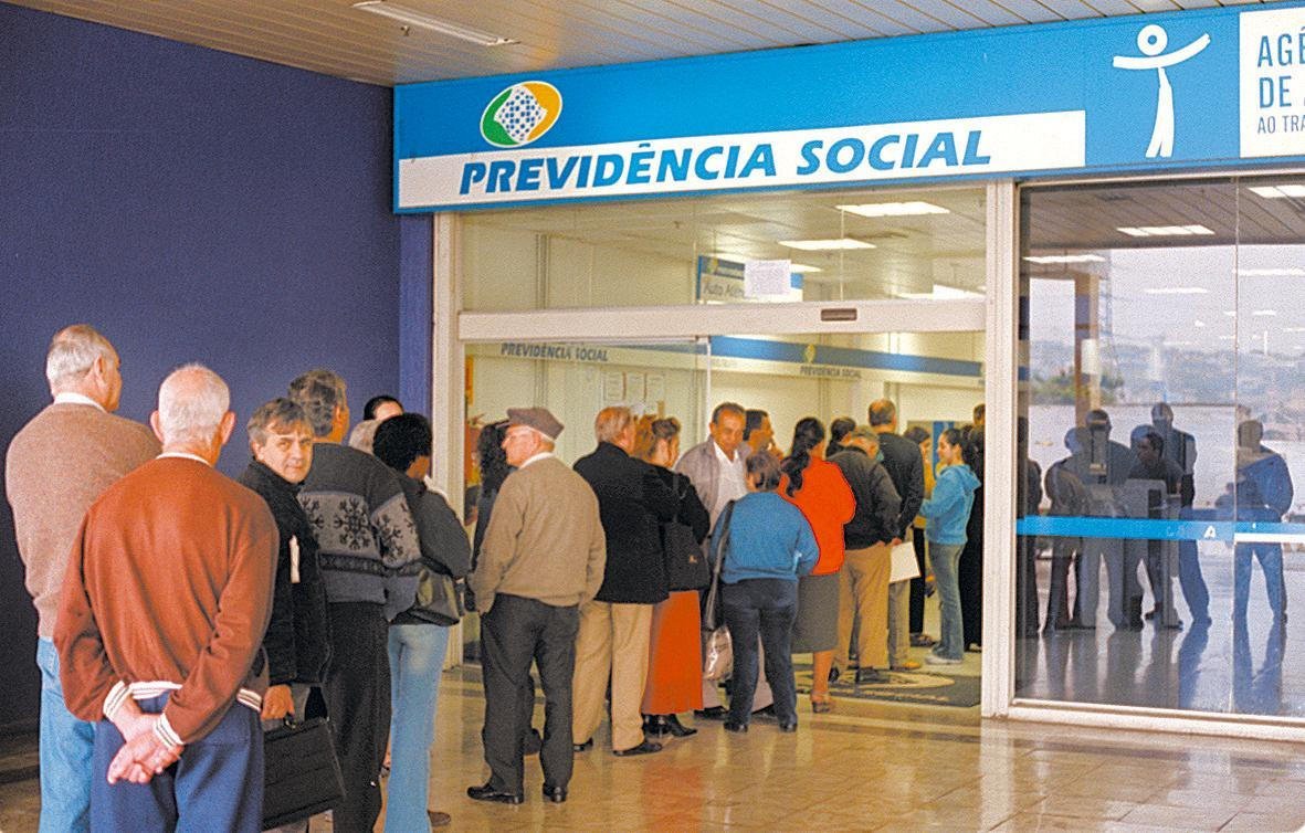 Diante da intenção de Michel Temer de apresentar uma proposta de reforma da Previdência Social sem efetivo diálogo, a CUT publicou uma cartilha para alertar sobre riscos das possíveis mudanças, entre os quais maior dificuldade para obter a aposentadoria e rebaixamento de valores; o documento busca "desmontar" o recorrente argumento de déficit nas contas, além da afirmação de que os brasileiros se aposentam muito cedo; cita dois casos em que isso efetivamente aconteceu: Michel Temer (aos 55 anos) e Fernando Henrique Cardoso (aos 37) (Foto: Romulo Faro) Diante da intenção de Michel Temer de apresentar uma proposta de reforma da Previdência Social sem efetivo diálogo, a CUT publicou uma cartilha para alertar sobre riscos das possíveis mudanças, entre os quais maior dificuldade para obter a aposentadoria e rebaixamento de valores; o documento busca "desmontar" o recorrente argumento de déficit nas contas, além da afirmação de que os brasileiros se aposentam muito cedo; cita dois casos em que isso efetivamente aconteceu: Michel Temer (aos 55 anos) e Fernando Henrique Cardoso (aos 37)
