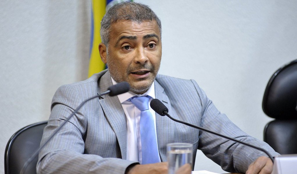 A fatura pelo apoio à permanência definitiva do governo interino de Michel Temer já foi paga ao senador Romário (PSB); é o que demonstra o colunista Lauro Jardim neste domingo: "Romário cortou pela esquerda, driblou pela direita e conseguiu o que queria: nomeou na semana passada o novo diretor de administração de Furnas" (Foto: Aquiles Lins) A fatura pelo apoio à permanência definitiva do governo interino de Michel Temer já foi paga ao senador Romário (PSB); é o que demonstra o colunista Lauro Jardim neste domingo: "Romário cortou pela esquerda, driblou pela direita e conseguiu o que queria: nomeou na semana passada o novo diretor de administração de Furnas"