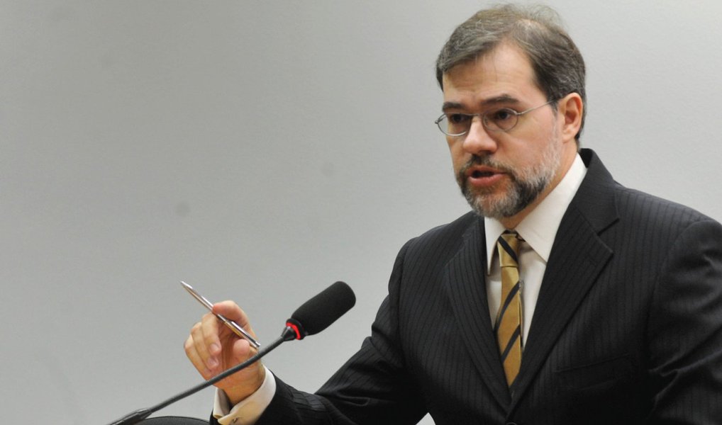 O ministro do Supremo Tribunal Federal (STF) Dias Tofolli disse nesta quarta (6), em Washington, que a Operação Lava Jato e o juiz federal Sérgio Moro estão fazendo um bom trabalho de combate à corrupção no Brasil, mas que o magistrado não é o único condutor da “transformação” que vem ocorrendo no país; “Não é um juiz sozinho que está mudando a história do Brasil, quem está mudando a história do Brasil é a sociedade civil”, disse o ministro em apresentação no Instituto Brasil do Wilson Center, entidade que apoia o diálogo democrático entre Brasil e Estados Unidos (Foto: Valter Lima) O ministro do Supremo Tribunal Federal (STF) Dias Tofolli disse nesta quarta (6), em Washington, que a Operação Lava Jato e o juiz federal Sérgio Moro estão fazendo um bom trabalho de combate à corrupção no Brasil, mas que o magistrado não é o único condutor da “transformação” que vem ocorrendo no país; “Não é um juiz sozinho que está mudando a história do Brasil, quem está mudando a história do Brasil é a sociedade civil”, disse o ministro em apresentação no Instituto Brasil do Wilson Center, entidade que apoia o diálogo democrático entre Brasil e Estados Unidos