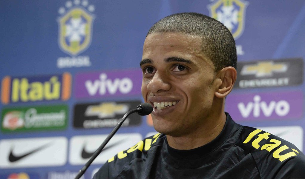 O técnico da seleção brasileira, Tite, convocou nesta quarta-feira o atacante Taison para a vaga de Douglas Costa, cortado dos próximos jogos do Brasil nas eliminatórias por causa de lesão; a equipe brasileira enfrentará a Bolívia, no dia 6 de outubro, em Natal, e a Venezuela, no dia 11, fora de casa, depois de vencer Equador e Colômbia nas últimas rodadas e pular do 6º para o 2º lugar nas eliminatórias (Foto: Leonardo Lucena) O técnico da seleção brasileira, Tite, convocou nesta quarta-feira o atacante Taison para a vaga de Douglas Costa, cortado dos próximos jogos do Brasil nas eliminatórias por causa de lesão; a equipe brasileira enfrentará a Bolívia, no dia 6 de outubro, em Natal, e a Venezuela, no dia 11, fora de casa, depois de vencer Equador e Colômbia nas últimas rodadas e pular do 6º para o 2º lugar nas eliminatórias