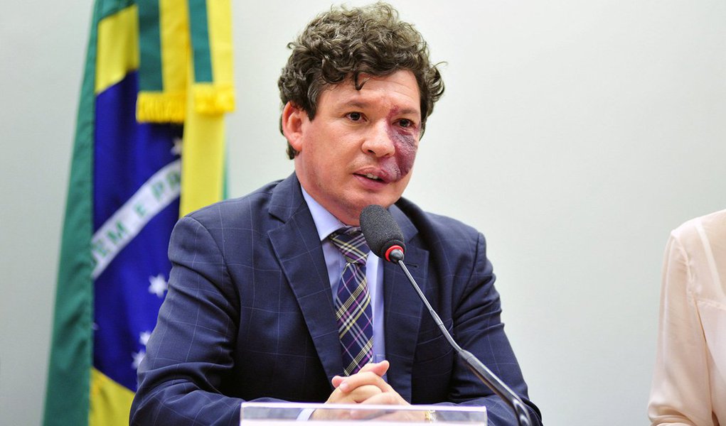 Candidatos de partidos de esquerda começam a planejar o que o ex-presidente Lula definiu, no lançamento da candidatura da deputada Jandira Feghali (PCdoB) a prefeita do Rio, como oportunidade para “uma nova experiência política”. O deputado Reginaldo Lopes (PT-MG), pré-candidato do PT à prefeitura de Belo Horizonte, está apresentando ao partido um roteiro de como faria sua campanha: só com os recursos do fundo partidário e as doações legais de pessoas físicas, como agora prevê a legislação (Foto: Tereza Cruvinel) Candidatos de partidos de esquerda começam a planejar o que o ex-presidente Lula definiu, no lançamento da candidatura da deputada Jandira Feghali (PCdoB) a prefeita do Rio, como oportunidade para “uma nova experiência política”. O deputado Reginaldo Lopes (PT-MG), pré-candidato do PT à prefeitura de Belo Horizonte, está apresentando ao partido um roteiro de como faria sua campanha: só com os recursos do fundo partidário e as doações legais de pessoas físicas, como agora prevê a legislação