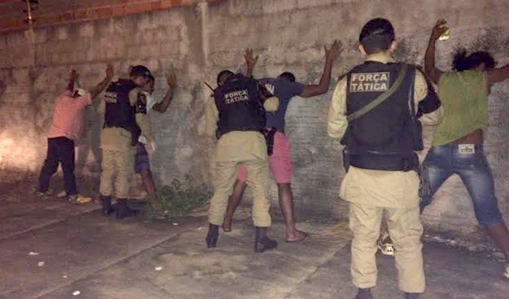 Em visita à cidade de Araguaína, o comandante geral da PM coronel Glauber de Oliveira Santos, autorizou a execução do projeto de ampliação das ações de Força Tática (FT) no Estado, o que viabiliza a atuação desse grupamento nos mesmos moldes da Força Nacional, através do remanejamento de parte do efetivo das unidades do Tocantins que possuem a Força Tática; o município de Araguaína será o primeiro a receber a ação da Força Tática, com previsão de emprego de 20 policiais militares, a partir da próxima terça-feira (26) por tempo indeterminado; a cidade já teve 54 homicídios este ano e, como consequência, a prefeitura enviou um ofício ao Ministério da Justiça pedindo ajuda da Força Nacional (Foto: Leonardo Lucena) Em visita à cidade de Araguaína, o comandante geral da PM coronel Glauber de Oliveira Santos, autorizou a execução do projeto de ampliação das ações de Força Tática (FT) no Estado, o que viabiliza a atuação desse grupamento nos mesmos moldes da Força Nacional, através do remanejamento de parte do efetivo das unidades do Tocantins que possuem a Força Tática; o município de Araguaína será o primeiro a receber a ação da Força Tática, com previsão de emprego de 20 policiais militares, a partir da próxima terça-feira (26) por tempo indeterminado; a cidade já teve 54 homicídios este ano e, como consequência, a prefeitura enviou um ofício ao Ministério da Justiça pedindo ajuda da Força Nacional