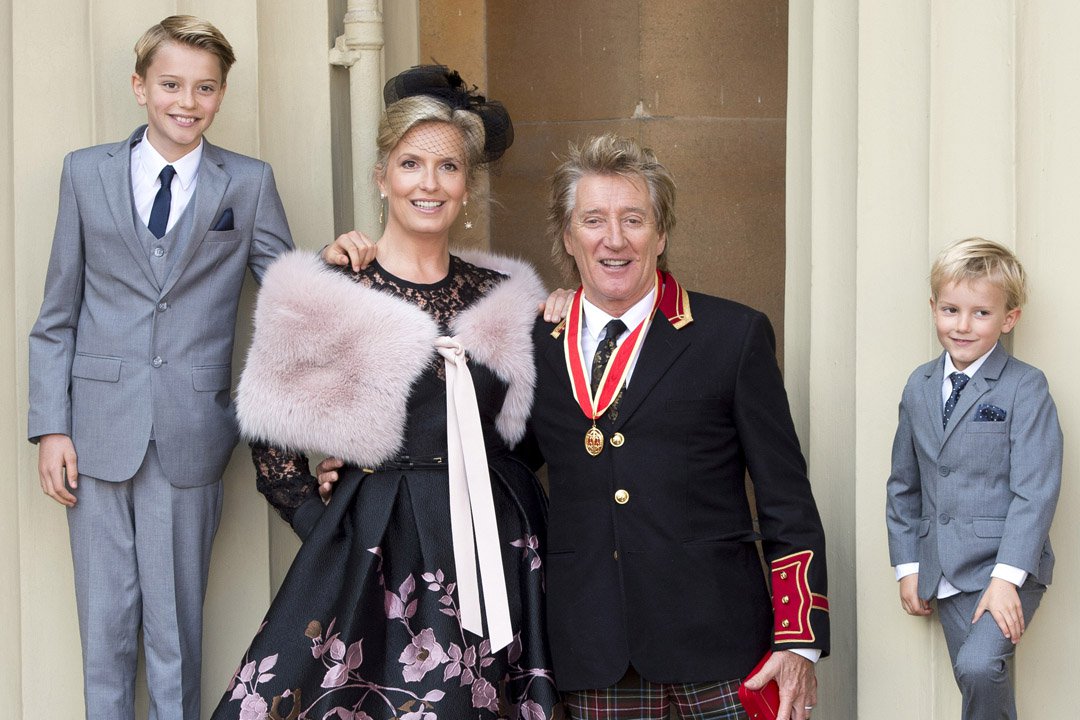 LONDON, ENGLAND - OCTOBER 11: Sir Rod Stewart with his wife, Penny Lancaster and children Alastair and Aiden after he receiv (Foto: José Barbacena) LONDON, ENGLAND - OCTOBER 11: Sir Rod Stewart with his wife, Penny Lancaster and children Alastair and Aiden after he receiv