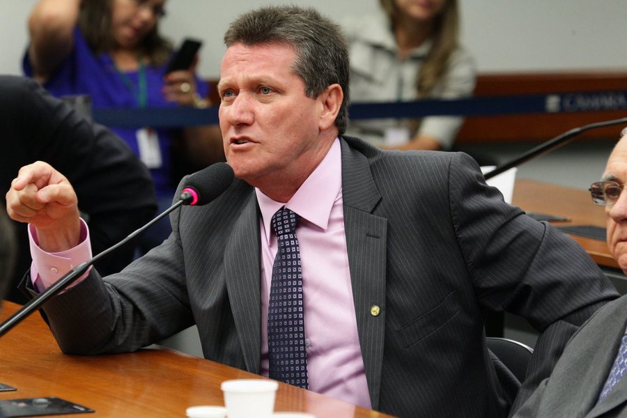Na coluna Fio Direto, do jornal Diário da Manhã, desta quarta-feira, o deputado federal Giuseppe Vecci (PSDB) afirma que nunca passou pela sua cabeça desistir da candidatura a prefeito de Goiânia; texto diz que Vecci é mais candidato do que nunca; "Para ganhar ou perder", disse o tucano (Foto: José Barbacena) Na coluna Fio Direto, do jornal Diário da Manhã, desta quarta-feira, o deputado federal Giuseppe Vecci (PSDB) afirma que nunca passou pela sua cabeça desistir da candidatura a prefeito de Goiânia; texto diz que Vecci é mais candidato do que nunca; "Para ganhar ou perder", disse o tucano