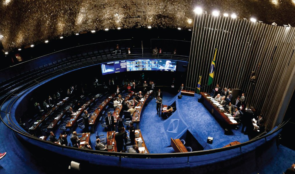 O plenário do Senado aprovou nesta terça (14), em primeiro turno, uma proposta de emenda à Constituição (PEC) da senadora Marta Suplicy (PMDB-SP), que inclui mulheres vítimas de violência doméstica como beneficiárias de programas sociais previstos na Constituição; o texto iguala as mulheres nessas condições às crianças e adolescentes em situação de vulnerabilidade e estabelece que elas devem receber ajuda, independente de terem contribuição previdenciária (Foto: Valter Lima) O plenário do Senado aprovou nesta terça (14), em primeiro turno, uma proposta de emenda à Constituição (PEC) da senadora Marta Suplicy (PMDB-SP), que inclui mulheres vítimas de violência doméstica como beneficiárias de programas sociais previstos na Constituição; o texto iguala as mulheres nessas condições às crianças e adolescentes em situação de vulnerabilidade e estabelece que elas devem receber ajuda, independente de terem contribuição previdenciária