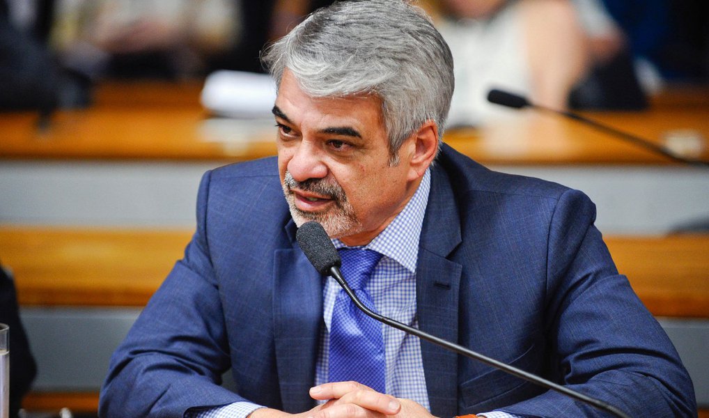 Senador Humberto Costa (PT-PE) disse que muitos senadores que votaram pela abertura do processo de impeachment da presidente Dilma Rousseff mudarão de opinião na análise do mérito da questão e que isto terá repercussões nas eleições municipais deste ano; "Será a hora de se separar o joio do trigo. Será a hora de ver quem agiu com correção, com coerência, quem honrou o voto do povo que há dois anos elegeu um governo e o viu ser tirado de cena por manobras não republicanas. Será a hora de ver quem o apoiou até o fim e quem o traiu. Será a hora de ver quem esteve ao lado de Dilma e da democracia e quem apoiou o golpe", afirmou (Foto: Paulo Emílio) Senador Humberto Costa (PT-PE) disse que muitos senadores que votaram pela abertura do processo de impeachment da presidente Dilma Rousseff mudarão de opinião na análise do mérito da questão e que isto terá repercussões nas eleições municipais deste ano; "Será a hora de se separar o joio do trigo. Será a hora de ver quem agiu com correção, com coerência, quem honrou o voto do povo que há dois anos elegeu um governo e o viu ser tirado de cena por manobras não republicanas. Será a hora de ver quem o apoiou até o fim e quem o traiu. Será a hora de ver quem esteve ao lado de Dilma e da democracia e quem apoiou o golpe", afirmou