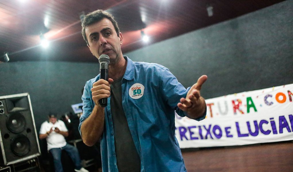 O deputado estadual e candidato à prefeitura do Rio, Marcelo Freixo (PSOL), afirmou que o recurso colocado à disposição da saúde do município é pequeno para a demanda que o setor exige; "O orçamento mais recente que a prefeitura mandou para a Câmara dos Vereadores reduz em R$1 milhão a verba para a saúde. Isso é muito ruim. Uma área que já passa por tantas dificuldades não pode ter um corte desses. Repito, é necessário mais transparência e valorização do servidor público", disse ele em visita ao Hospital Municipal Miguel Couto, no Leblon, zona sul do Rio (Foto: Leonardo Lucena) O deputado estadual e candidato à prefeitura do Rio, Marcelo Freixo (PSOL), afirmou que o recurso colocado à disposição da saúde do município é pequeno para a demanda que o setor exige; "O orçamento mais recente que a prefeitura mandou para a Câmara dos Vereadores reduz em R$1 milhão a verba para a saúde. Isso é muito ruim. Uma área que já passa por tantas dificuldades não pode ter um corte desses. Repito, é necessário mais transparência e valorização do servidor público", disse ele em visita ao Hospital Municipal Miguel Couto, no Leblon, zona sul do Rio