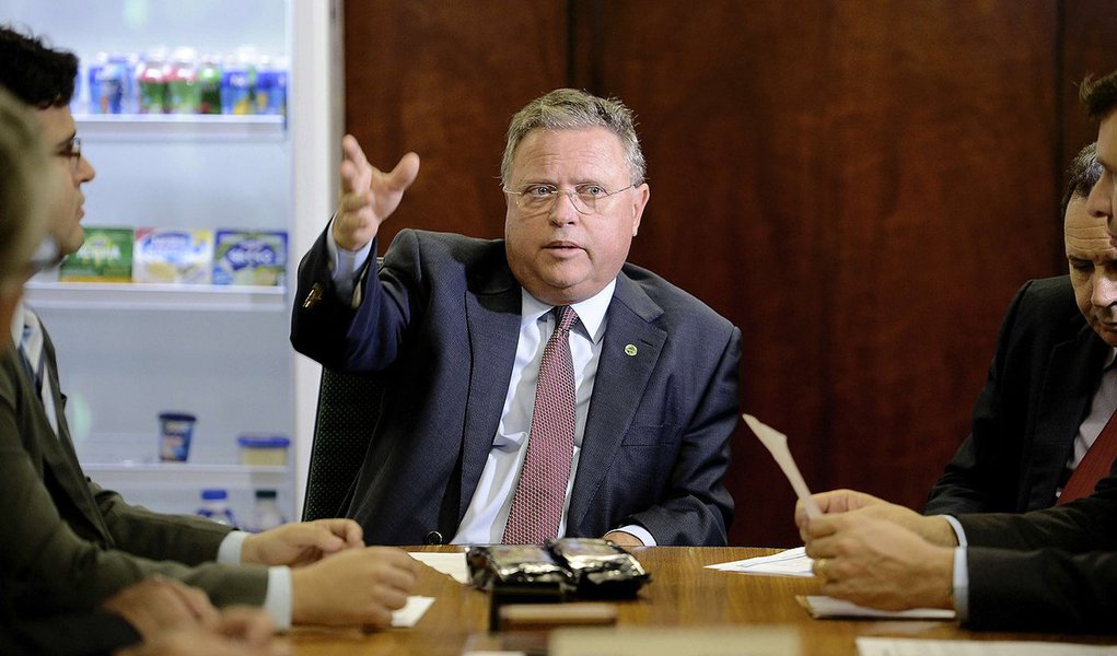 Com o apoio do ministro da Agricultura, Blairo Maggi, o governo interino de Michel Temer vai enviar mensagem ao Congresso propondo liberar a venda de terra para estrangeiros, como forma de ampliar crédito; “hoje estrangeiro não pode comprar terra. Isso tem uma consequência no crédito, porque os bancos de fora, que emprestam no Brasil, não podem receber as terras como garantia”, diz; ele ainda sugere negociação de Temer com o governo chinês para ampliar exportações (Foto: Roberta Namour) Com o apoio do ministro da Agricultura, Blairo Maggi, o governo interino de Michel Temer vai enviar mensagem ao Congresso propondo liberar a venda de terra para estrangeiros, como forma de ampliar crédito; “hoje estrangeiro não pode comprar terra. Isso tem uma consequência no crédito, porque os bancos de fora, que emprestam no Brasil, não podem receber as terras como garantia”, diz; ele ainda sugere negociação de Temer com o governo chinês para ampliar exportações