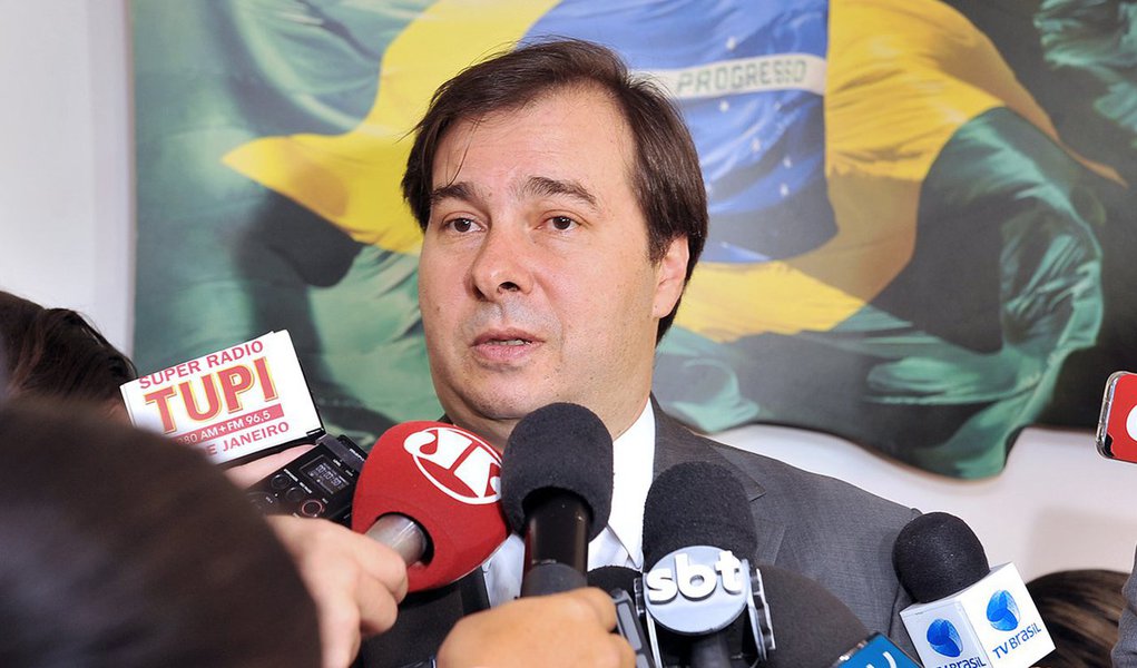 Novo presidente da Câmara Federal, Rodrigo Maia (DEM-RJ), disse que o problema do déficit público não deverá ser resolvido com o aumento de impostos, como deseja o governo; "O mais importante é essa visão do governo de que não adianta aumentar imposto. O brasileiro não tem condição, nem pessoa física nem jurídica, de contribuir mais. Está todo mundo muito endividado. Então a gente precisa reformar o Estado pelo campo da despesa. Tapar um buraco aqui com a expectativa falsa de aumento de receita por aumento de imposto não resolve", disse (Foto: Paulo Emílio) Novo presidente da Câmara Federal, Rodrigo Maia (DEM-RJ), disse que o problema do déficit público não deverá ser resolvido com o aumento de impostos, como deseja o governo; "O mais importante é essa visão do governo de que não adianta aumentar imposto. O brasileiro não tem condição, nem pessoa física nem jurídica, de contribuir mais. Está todo mundo muito endividado. Então a gente precisa reformar o Estado pelo campo da despesa. Tapar um buraco aqui com a expectativa falsa de aumento de receita por aumento de imposto não resolve", disse