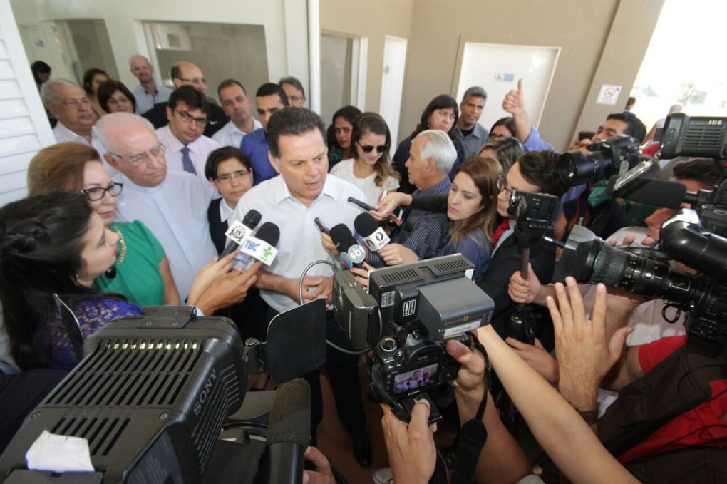 Governador Marconi Perillo tem evitado participar diretamente das definições em Goiânia e acompanha os movimentos mais como um observador. Luiz Bittencourt (PTB), Giuseppe Vecci (PSDB) e Francisco Júnior (PSD) mantêm suas pré-candidaturas e até agora não há sinal de união; “Vecci não desistiu, penso que seria muito bom a candidatura dele. Mas, não vou impor nada. Não quero mesmo me envolver com essa história”, disse Marconi na segunda-feira, na Cidade de Goiás; certo de que o Estado de Goiás está se recuperando e virando a página da crise, Marconi quer se concentrar na nova agenda de investimentos e obras, deixando as eleições municipais em segundo plano (Foto: José Barbacena) Governador Marconi Perillo tem evitado participar diretamente das definições em Goiânia e acompanha os movimentos mais como um observador. Luiz Bittencourt (PTB), Giuseppe Vecci (PSDB) e Francisco Júnior (PSD) mantêm suas pré-candidaturas e até agora não há sinal de união; “Vecci não desistiu, penso que seria muito bom a candidatura dele. Mas, não vou impor nada. Não quero mesmo me envolver com essa história”, disse Marconi na segunda-feira, na Cidade de Goiás; certo de que o Estado de Goiás está se recuperando e virando a página da crise, Marconi quer se concentrar na nova agenda de investimentos e obras, deixando as eleições municipais em segundo plano
