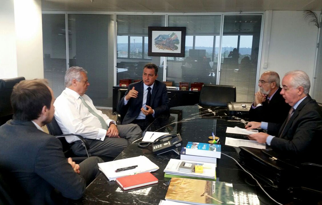 Um compromisso do governador Rui Costa é levar fibra ótica a todas as regiões da Bahia; a maneira mais rápida e com menos custos são as parcerias e mais uma foi estabelecida durante reunião com o diretor-presidente da Agência Nacional de Transportes Terrestres (ANTT), Jorge Bastos, em Brasília; oO acerto foi a cessão de fibra ótica que já passa pelo percurso das BRs 324 e 116 na Bahia; para isso, a concessionária Via Bahia deve ceder parte das fibras para uso do governo estadual (Foto: Leonardo Lucena) Um compromisso do governador Rui Costa é levar fibra ótica a todas as regiões da Bahia; a maneira mais rápida e com menos custos são as parcerias e mais uma foi estabelecida durante reunião com o diretor-presidente da Agência Nacional de Transportes Terrestres (ANTT), Jorge Bastos, em Brasília; oO acerto foi a cessão de fibra ótica que já passa pelo percurso das BRs 324 e 116 na Bahia; para isso, a concessionária Via Bahia deve ceder parte das fibras para uso do governo estadual