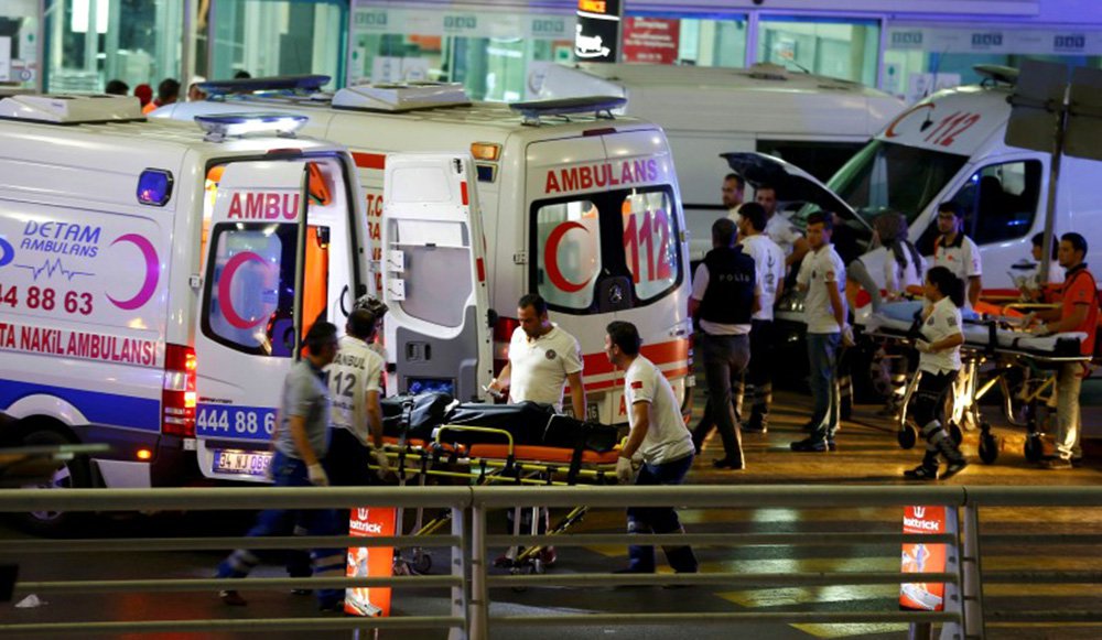 Paramédicos socorrem vítimas de ataque em aeroporto de Atarturk, em Istambul 28/06/2016 REUTERS/Osman Orsal (Foto: Paulo Emílio) Paramédicos socorrem vítimas de ataque em aeroporto de Atarturk, em Istambul 28/06/2016 REUTERS/Osman Orsal