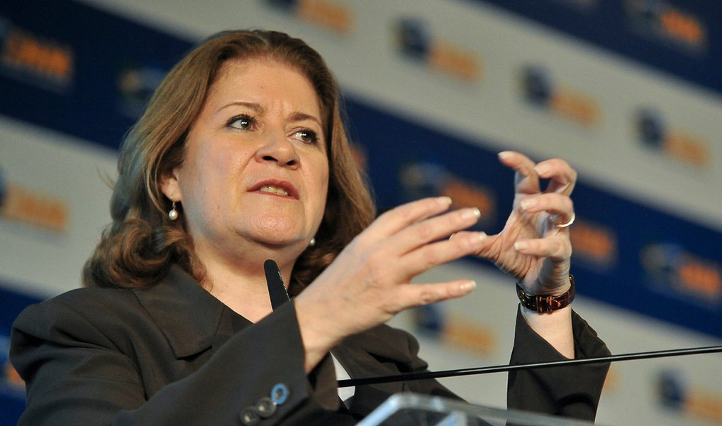 Em entrevista ao site Conversa Afiada, a ex-ministra Miriam Belchior, que também presidiu a Caixa, comentou a decisão do governo interino de ampliar os financiamentos do bancos para imóveis de até R$ 3 milhões; "Tenho só a lamentar que um banco público como a Caixa mude a sua orientação e passe a fazer financiamento de um montante tão alto. Imagine o que é um imóvel de R$ 3 milhões, que se localiza, por exemplo, numa cidade como São Paulo. Quantos quartos ou suítes, quantas vagas de garagem. E a gente sabe que 80% do déficit habitacional do país fica na faixa de até três salários mínimos. O recurso sendo usado para imóveis de valor muito mais alto, enquanto que a população que mais precisa fica sem alternativa", afirmou (Foto: Valter Lima) Em entrevista ao site Conversa Afiada, a ex-ministra Miriam Belchior, que também presidiu a Caixa, comentou a decisão do governo interino de ampliar os financiamentos do bancos para imóveis de até R$ 3 milhões; "Tenho só a lamentar que um banco público como a Caixa mude a sua orientação e passe a fazer financiamento de um montante tão alto. Imagine o que é um imóvel de R$ 3 milhões, que se localiza, por exemplo, numa cidade como São Paulo. Quantos quartos ou suítes, quantas vagas de garagem. E a gente sabe que 80% do déficit habitacional do país fica na faixa de até três salários mínimos. O recurso sendo usado para imóveis de valor muito mais alto, enquanto que a população que mais precisa fica sem alternativa", afirmou