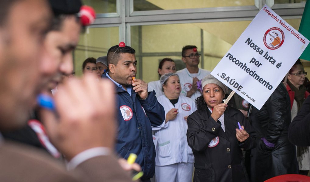 Sindicatos que representam médicos, enfermeiros, técnicos, assistentes sociais e as demais categorias que trabalham na rede privada de saúde e em hospitais filantrópicos uniram forças para realizar atos em hospitais de Porto Alegre e da Região Metropolitana para marcar a luta das categorias por reajuste salarial; os profissionais da saúde pedem reajuste de 15% (9,91% referente à inflação e 5,09% de aumento real), enquanto o Sindicato de Hospitais de Clínicas de Porto Alegre (Sindihospa), até agora, oferece apenas de 3,5% de reajuste (Foto: Leonardo Lucena) Sindicatos que representam médicos, enfermeiros, técnicos, assistentes sociais e as demais categorias que trabalham na rede privada de saúde e em hospitais filantrópicos uniram forças para realizar atos em hospitais de Porto Alegre e da Região Metropolitana para marcar a luta das categorias por reajuste salarial; os profissionais da saúde pedem reajuste de 15% (9,91% referente à inflação e 5,09% de aumento real), enquanto o Sindicato de Hospitais de Clínicas de Porto Alegre (Sindihospa), até agora, oferece apenas de 3,5% de reajuste