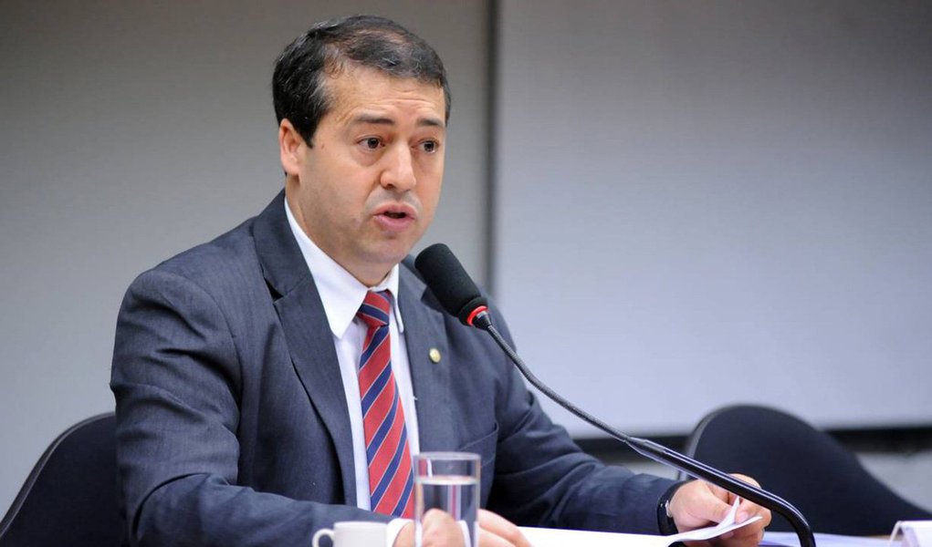 Durante café da manhã com jornalistas nesta quarta-feira 20, o ministro do Trabalho e Previdência Social, Ronaldo Nogueira, disse que a legislação trabalhista brasileira data dos anos 40 e que, de lá para cá, novas atividades econômicas foram incorporadas à CLT, que "será atualizada"; "Ela virou uma colcha de retalhos que permite interpretações subjetivas", afirmou; sobre a terceirização, falou em buscar um consenso entre trabalhador, empregador e especialistas da área; "Essa discussão de atividade-fim e atividade-meio é irrelevante neste momento" (Foto: Gisele Federicce) Durante café da manhã com jornalistas nesta quarta-feira 20, o ministro do Trabalho e Previdência Social, Ronaldo Nogueira, disse que a legislação trabalhista brasileira data dos anos 40 e que, de lá para cá, novas atividades econômicas foram incorporadas à CLT, que "será atualizada"; "Ela virou uma colcha de retalhos que permite interpretações subjetivas", afirmou; sobre a terceirização, falou em buscar um consenso entre trabalhador, empregador e especialistas da área; "Essa discussão de atividade-fim e atividade-meio é irrelevante neste momento"