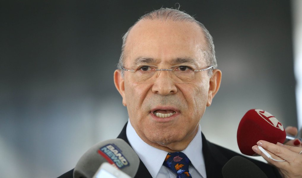 Ministro-chefe da Casa Civil, Eliseu Padilha, disse nesta quarta-feira, 20, que a equipe econômica do governo não trabalha com a possibilidade de contingenciamento no Orçamento; "O governo trabalha nos seus limites mínimos, mas, por certo, temos gorduras em determinadas áreas em que pretendemos incrementar os trabalhos", afirmou; entre as alternativas estão a securitização da dívida ativa da União, que permite ao governo vender no mercado até R$ 60 bilhões de dívidas parceladas com a União, cujo total está estimado em R$ 1,5 trilhão (Foto: Aquiles Lins) Ministro-chefe da Casa Civil, Eliseu Padilha, disse nesta quarta-feira, 20, que a equipe econômica do governo não trabalha com a possibilidade de contingenciamento no Orçamento; "O governo trabalha nos seus limites mínimos, mas, por certo, temos gorduras em determinadas áreas em que pretendemos incrementar os trabalhos", afirmou; entre as alternativas estão a securitização da dívida ativa da União, que permite ao governo vender no mercado até R$ 60 bilhões de dívidas parceladas com a União, cujo total está estimado em R$ 1,5 trilhão