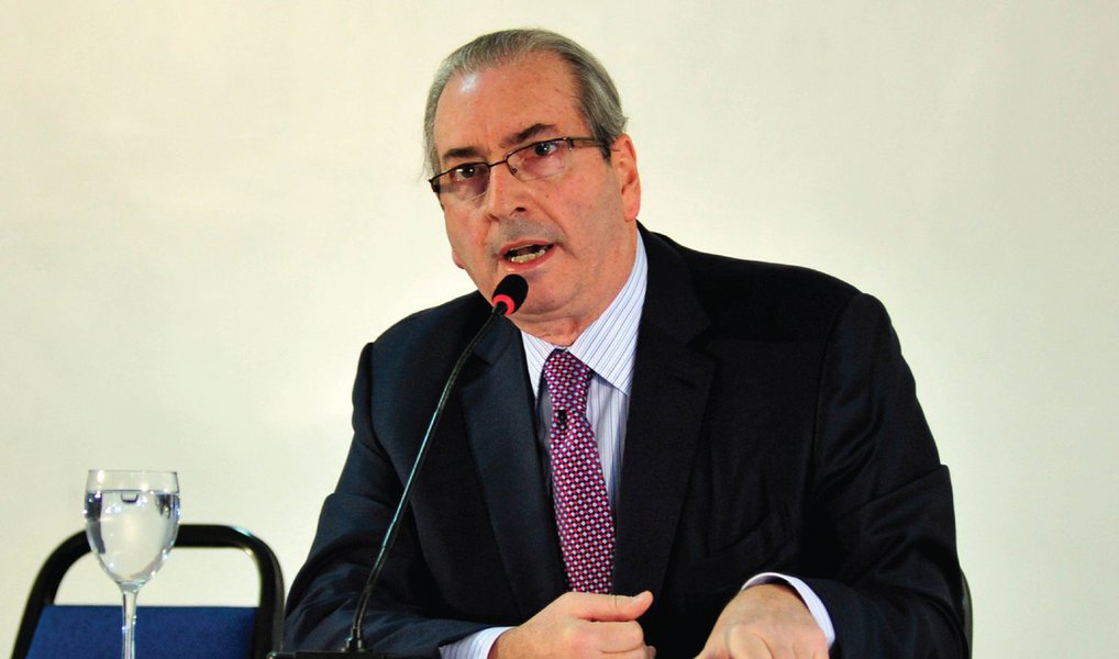 A votação da cassação do deputado afastado Eduardo Cunha (PMDB-RJ) no plenário da Câmara ficará só para agosto, após o chamado recesso branco dos parlamentares, previsto para a segunda quinzena de julho; a decisão foi comunicada a deputados pelo presidente interino da Casa, Waldir Maranhão (PP-MA), a quem cabe marcar as sessões deliberativas; Maranhão avalia que a votação do processo no meio do recesso branco pode ser arriscado, já que uma sessão esvaziada livraria Cunha (Foto: Valter Lima) A votação da cassação do deputado afastado Eduardo Cunha (PMDB-RJ) no plenário da Câmara ficará só para agosto, após o chamado recesso branco dos parlamentares, previsto para a segunda quinzena de julho; a decisão foi comunicada a deputados pelo presidente interino da Casa, Waldir Maranhão (PP-MA), a quem cabe marcar as sessões deliberativas; Maranhão avalia que a votação do processo no meio do recesso branco pode ser arriscado, já que uma sessão esvaziada livraria Cunha