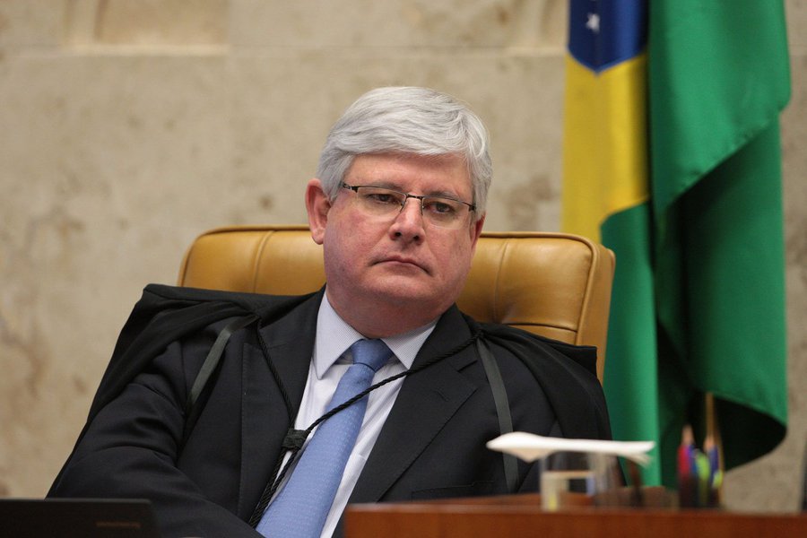 O procurador-geral da República, Rodrigo Janot, avalizou a denúncia que começou a ser elaborada há pouco mais de três meses pela força-tarefa da Operação Lava Jato e apresentada na quarta-feira 14 principalmente pelo procurador Deltan Dallagnol; a ação acusa o ex-presidente Lula de corrupção e lavagem de dinheiro; há outras sete pessoas denunciadas, entre elas a ex-primeira-dama Marisa Letícia (Foto: Gisele Federicce) O procurador-geral da República, Rodrigo Janot, avalizou a denúncia que começou a ser elaborada há pouco mais de três meses pela força-tarefa da Operação Lava Jato e apresentada na quarta-feira 14 principalmente pelo procurador Deltan Dallagnol; a ação acusa o ex-presidente Lula de corrupção e lavagem de dinheiro; há outras sete pessoas denunciadas, entre elas a ex-primeira-dama Marisa Letícia
