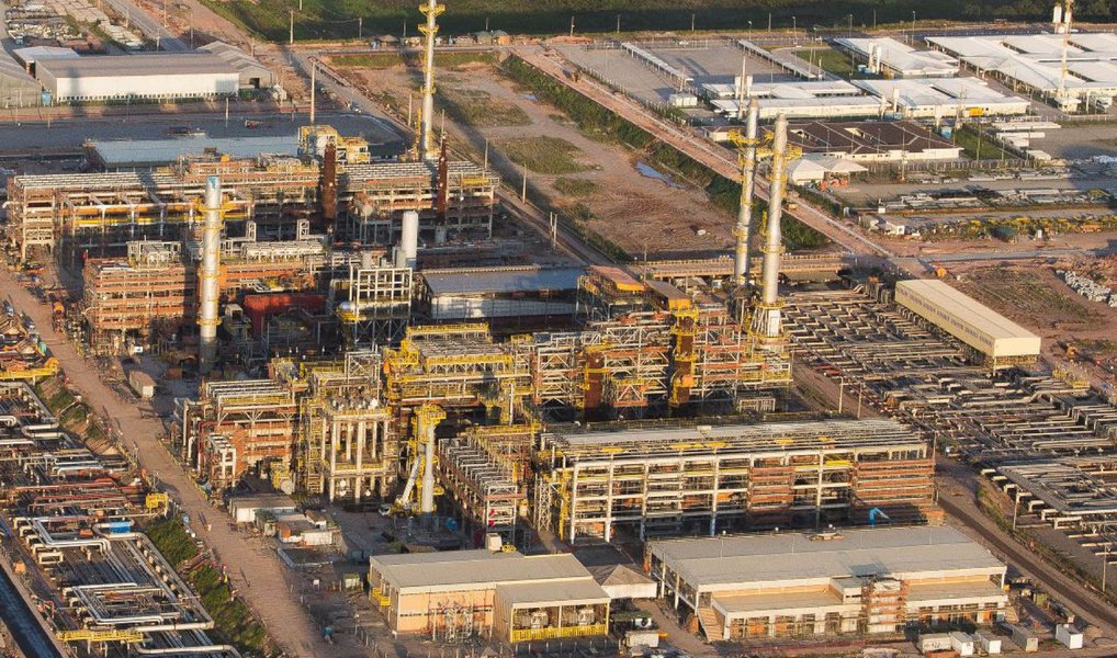 Refinaria Abreu e Lima, também conhecida como Refinaria do Nordeste (Rnest), alcançou novo recorde mensal de processamento de petróleo, de 94,8 mil barris por dia (bpd), superando em 3,8 mil bpd o recorde anterior obtido em março de 2016; produção de diesel S-10 chegou a 330,2 mil metros no mês passado; volume representou 28,2% da produção total desse derivado pela Petrobras em maio de 2016 (Foto: Paulo Emílio) Refinaria Abreu e Lima, também conhecida como Refinaria do Nordeste (Rnest), alcançou novo recorde mensal de processamento de petróleo, de 94,8 mil barris por dia (bpd), superando em 3,8 mil bpd o recorde anterior obtido em março de 2016; produção de diesel S-10 chegou a 330,2 mil metros no mês passado; volume representou 28,2% da produção total desse derivado pela Petrobras em maio de 2016