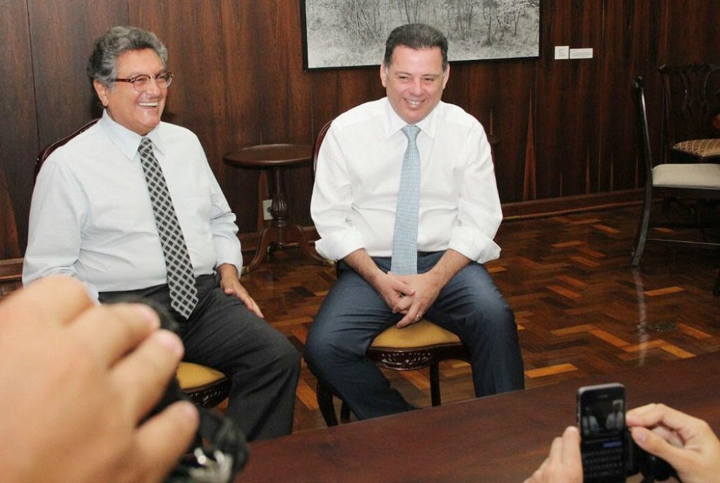 O governador Marconi Perillo anunciou, nesta segunda-feira, a criação de 20 centros culturais nas 20 maiores cidades goianas; anúncio foi feito durante o programa Papo Com Governador, bate-papo em tempo real com internautas por meio do Facebook; acompanhado pelo superintendente de Cultura da Seduce, Nasr Chaul, ele informou que as cidades que abrigarão os centros culturais já foram selecionadas, e que o Instituto de Arquitetura Brasileira (IAB) coordenará o projeto de construção dos centros (Foto: José Barbacena) O governador Marconi Perillo anunciou, nesta segunda-feira, a criação de 20 centros culturais nas 20 maiores cidades goianas; anúncio foi feito durante o programa Papo Com Governador, bate-papo em tempo real com internautas por meio do Facebook; acompanhado pelo superintendente de Cultura da Seduce, Nasr Chaul, ele informou que as cidades que abrigarão os centros culturais já foram selecionadas, e que o Instituto de Arquitetura Brasileira (IAB) coordenará o projeto de construção dos centros