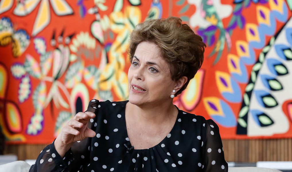 Colunista do 247 Emir Sader relata encontro que teve com a presidente eleita Dilma Rousseff nessa quarta-feira 27; "Quando lhe perguntei qual será a primeira coisa que ela vai fazer voltando a assumir plenamente a Presidência da Republica, e ela não hesitou: 'Vou restabelecer os direitos de todos, que estão sendo tirados'", disse Sader; segundo ele, Dilma fez uma lista das principais atrocidades que o governo interino está cometendo, "como a retirada do FGTS da Caixa Econômica para dar mais um presente para os bancos privados"; "Uma Dilma otimista, bem disposta, pronta para retomar a Presidência do Brasil, consciente de que a derrota desta iniciativa do golpe não terminará a ofensiva da direita contra ela", relata; leia íntegra (Foto: Emir Sader) Colunista do 247 Emir Sader relata encontro que teve com a presidente eleita Dilma Rousseff nessa quarta-feira 27; "Quando lhe perguntei qual será a primeira coisa que ela vai fazer voltando a assumir plenamente a Presidência da Republica, e ela não hesitou: 'Vou restabelecer os direitos de todos, que estão sendo tirados'", disse Sader; segundo ele, Dilma fez uma lista das principais atrocidades que o governo interino está cometendo, "como a retirada do FGTS da Caixa Econômica para dar mais um presente para os bancos privados"; "Uma Dilma otimista, bem disposta, pronta para retomar a Presidência do Brasil, consciente de que a derrota desta iniciativa do golpe não terminará a ofensiva da direita contra ela", relata; leia íntegra
