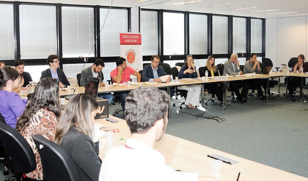 Representantes de dez secretarias de Estado, da Emater, da Cemig, da Copasa, do Servas, Uemg e Fundação João Pinheiro (FJP) participaram de uma reunião para discutir a proposta que vai estruturar o projeto de lei que criará o Plano de Enfrentamento da Pobreza no Campo, o mais importante da governo Fernando Pimentel; serão investidos R$ 1,3 bilhão com objetivos como facilitar que populações consideradas "invisíveis" tenham mais acesso a serviços públicos como saúde, assistência social, educação, energia elétrica, água tratada e outros (Foto: Leonardo Lucena) Representantes de dez secretarias de Estado, da Emater, da Cemig, da Copasa, do Servas, Uemg e Fundação João Pinheiro (FJP) participaram de uma reunião para discutir a proposta que vai estruturar o projeto de lei que criará o Plano de Enfrentamento da Pobreza no Campo, o mais importante da governo Fernando Pimentel; serão investidos R$ 1,3 bilhão com objetivos como facilitar que populações consideradas "invisíveis" tenham mais acesso a serviços públicos como saúde, assistência social, educação, energia elétrica, água tratada e outros