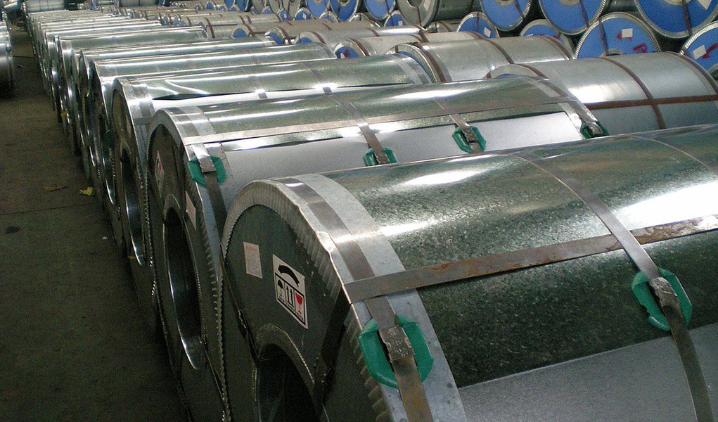Secretaria de Comércio Exterior vai iniciar investigação sobre suposta existência de dumping em exportações de aço plano laminado a quente da China e Rússia para o país; processo foi aberto após queixas enviadas em abril deste ano pelas empresas ArcelorMittal Brasil, CSN e Gerdau, que reclamam que as exportações de chapas e bobinas a quente por Rússia e China ao país estão prejudicando a indústria siderúrgica local; investigação envolve exportações da Rússia e China ao Brasil entre 2013 e o final de 2015 (Foto: Paulo Emílio) Secretaria de Comércio Exterior vai iniciar investigação sobre suposta existência de dumping em exportações de aço plano laminado a quente da China e Rússia para o país; processo foi aberto após queixas enviadas em abril deste ano pelas empresas ArcelorMittal Brasil, CSN e Gerdau, que reclamam que as exportações de chapas e bobinas a quente por Rússia e China ao país estão prejudicando a indústria siderúrgica local; investigação envolve exportações da Rússia e China ao Brasil entre 2013 e o final de 2015