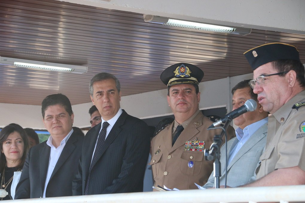 Vice-governador e secretário de Segurança Pública, José Eliton, anunciou nesta quarta-feira (29), em Rio Verde, a ampliação do efetivo policial do município; a partir de agora, os 51 alunos soldados que fazem o curso de formação ficarão de forma permanente no município; ele informou, em primeira mão, a regionalização do concurso da PM; com isso, mais 150 militares se juntarão ao batalhão local partir do próximo concurso; outro mecanismo anunciado pelo secretário foi a ampliação das horas extras remuneradas, a AC-4, que permite aos comandantes a condição de colocar mais homens em serviço para fortalecer o efetivo (Foto: José Barbacena) Vice-governador e secretário de Segurança Pública, José Eliton, anunciou nesta quarta-feira (29), em Rio Verde, a ampliação do efetivo policial do município; a partir de agora, os 51 alunos soldados que fazem o curso de formação ficarão de forma permanente no município; ele informou, em primeira mão, a regionalização do concurso da PM; com isso, mais 150 militares se juntarão ao batalhão local partir do próximo concurso; outro mecanismo anunciado pelo secretário foi a ampliação das horas extras remuneradas, a AC-4, que permite aos comandantes a condição de colocar mais homens em serviço para fortalecer o efetivo