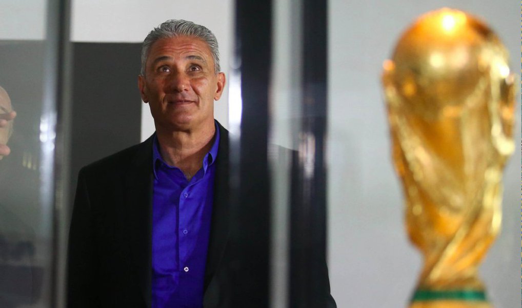 Na primeira entrevista coletiva como técnico da seleção brasileira, Tite afirmou nesta segunda-feira que aceitou o convite pois acredita que ocupar o cargo é a melhor maneira de contribuir com o futebol, mesmo tendo assinado manifesto contra a diretoria da Confederação Brasileira de Futebol (CBF); ele também falou em levar "transparência" à seleção (Foto: Gisele Federicce) Na primeira entrevista coletiva como técnico da seleção brasileira, Tite afirmou nesta segunda-feira que aceitou o convite pois acredita que ocupar o cargo é a melhor maneira de contribuir com o futebol, mesmo tendo assinado manifesto contra a diretoria da Confederação Brasileira de Futebol (CBF); ele também falou em levar "transparência" à seleção