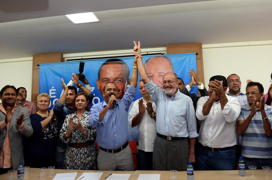 O PMDB decidiu retirar a pré-candidatura do ex-prefeito José Tude e lança-lo como candidato a vice de Antônio Elinaldo, do DEM; anúncio foi feito nesta terça-feira; "Diante das condições que estabelecemos, verificamos em pesquisas que o melhor para vencer seria Elinaldo como candidato a prefeito", disse Tude; Elinaldo, por sua vez, destacou "as qualidades" de Tude, que, segundo ele, "qualifica" a chapa da oposição; "Ele foi o prefeito que mais realizou por essa cidade e fortalece nossa chapa com sua enorme experiência e capacidade administrativa e política. É uma chapa preparada para superar as dificuldades enfrentadas por nosso município nesse desgoverno do PT", exclamou o democrata (Foto: Romulo Faro) O PMDB decidiu retirar a pré-candidatura do ex-prefeito José Tude e lança-lo como candidato a vice de Antônio Elinaldo, do DEM; anúncio foi feito nesta terça-feira; "Diante das condições que estabelecemos, verificamos em pesquisas que o melhor para vencer seria Elinaldo como candidato a prefeito", disse Tude; Elinaldo, por sua vez, destacou "as qualidades" de Tude, que, segundo ele, "qualifica" a chapa da oposição; "Ele foi o prefeito que mais realizou por essa cidade e fortalece nossa chapa com sua enorme experiência e capacidade administrativa e política. É uma chapa preparada para superar as dificuldades enfrentadas por nosso município nesse desgoverno do PT", exclamou o democrata