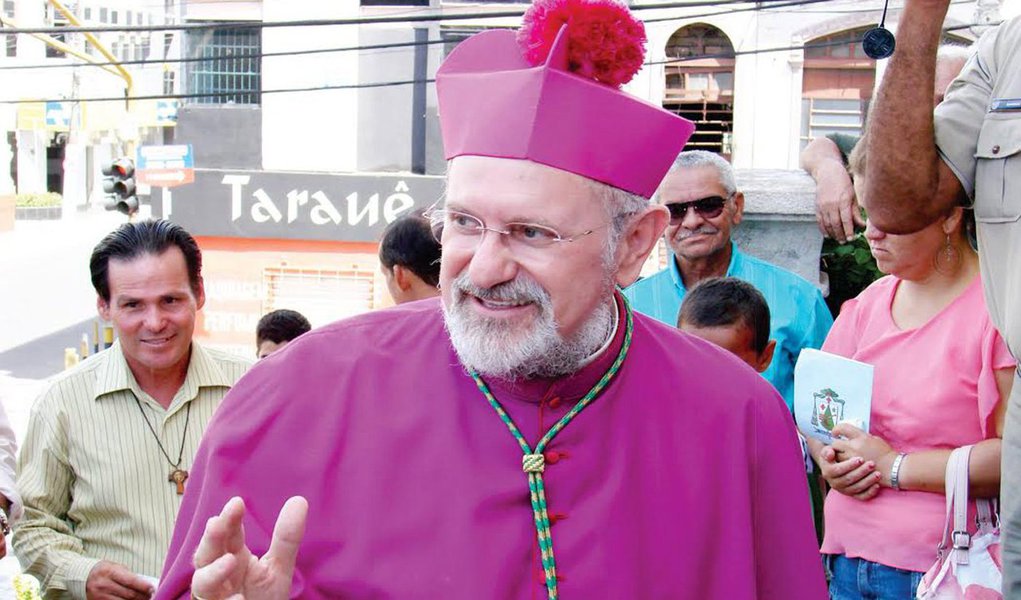 O arcebispo de Maceió, Dom Antônio Muniz, convocou padres para ouvi-los e decidir sobre medidas que irá adotar contra párocos, diáconos, acólitos, ancilas e integrantes de movimentos religiosos que participaram das eleições municipais; informações de bastidores apontam que podem ocorrer advertências e até mesmo o afastamento das paróquias; punições devem ser aplicadas com base em dois documentos emitidos pela Igreja Católica: o "Decreto de participação dos fiéis leigos nas Eleições Majoritárias e Proporcionais" e a "Cartilha de Orientação Política" (Foto: Voney Malta) O arcebispo de Maceió, Dom Antônio Muniz, convocou padres para ouvi-los e decidir sobre medidas que irá adotar contra párocos, diáconos, acólitos, ancilas e integrantes de movimentos religiosos que participaram das eleições municipais; informações de bastidores apontam que podem ocorrer advertências e até mesmo o afastamento das paróquias; punições devem ser aplicadas com base em dois documentos emitidos pela Igreja Católica: o "Decreto de participação dos fiéis leigos nas Eleições Majoritárias e Proporcionais" e a "Cartilha de Orientação Política"