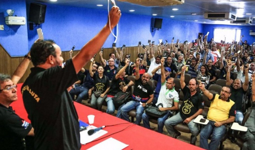 Os Policiais civis de Alagoas participam da paralisação nacional de 24 horas contra a Proposta de Emenda Constitucional e Projeto de Lei Complementar que congelam salários e privatizam os serviços públicos; e nesta sexta-feira (23) decidem se farão greve durante as eleições municipais; eles reivindicam reajuste do piso salarial (Foto: Voney Malta) Os Policiais civis de Alagoas participam da paralisação nacional de 24 horas contra a Proposta de Emenda Constitucional e Projeto de Lei Complementar que congelam salários e privatizam os serviços públicos; e nesta sexta-feira (23) decidem se farão greve durante as eleições municipais; eles reivindicam reajuste do piso salarial