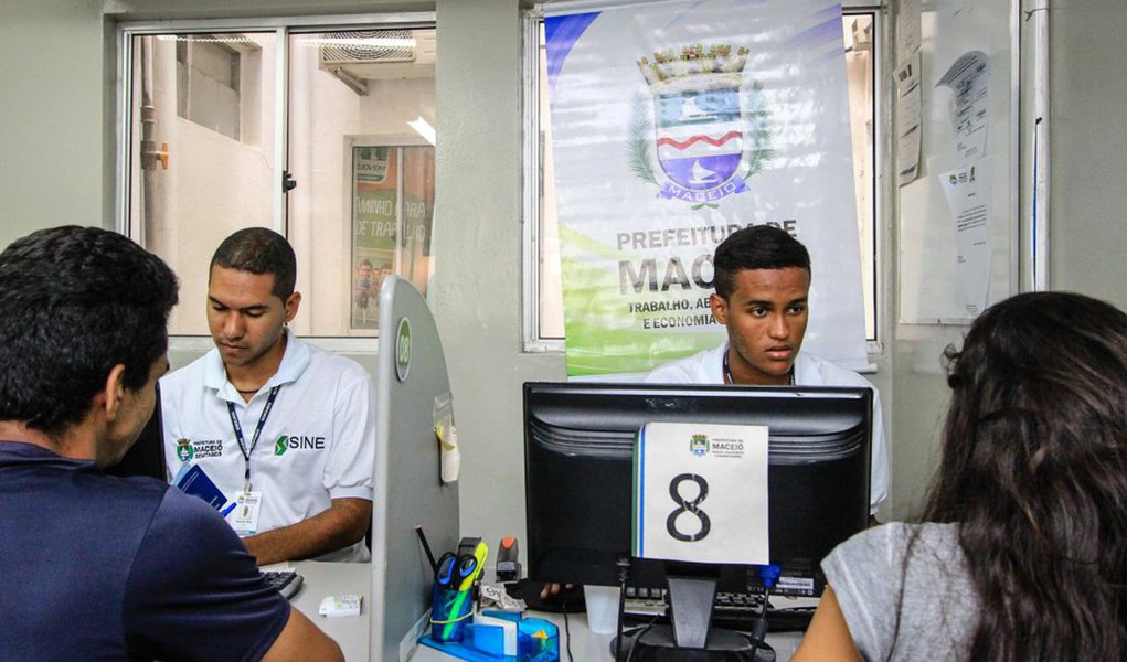 Nos últimos 12 meses Alagoas apresentou uma redução de 3,09% do número de empregos com carteira assinada, o que representa um saldo negativo de 10.869 mil postos de trabalho, segundo dados do governo federal; números mostram ainda que, em maio, foram eliminados 813 empregos celetistas, o que representou uma retração de 0,24% em relação ao estoque de assalariados com carteira assinada de abril, fruto da queda na construção civil, comércio e Indústria de Transformação (Foto: Voney Malta) Nos últimos 12 meses Alagoas apresentou uma redução de 3,09% do número de empregos com carteira assinada, o que representa um saldo negativo de 10.869 mil postos de trabalho, segundo dados do governo federal; números mostram ainda que, em maio, foram eliminados 813 empregos celetistas, o que representou uma retração de 0,24% em relação ao estoque de assalariados com carteira assinada de abril, fruto da queda na construção civil, comércio e Indústria de Transformação