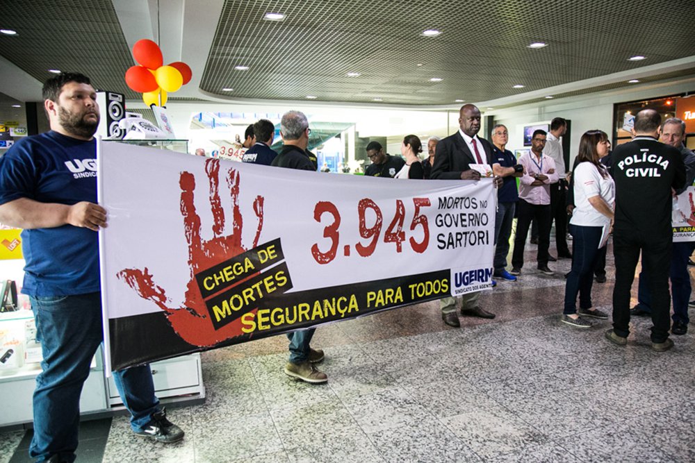 14/10/2016 - PORTO ALEGRE, RS - Bloco da Segurança Pública realiza ato no aeroporto Salgado Filho. Foto: Maia Rubim/Sul21 (Foto: Leonardo Lucena) 14/10/2016 - PORTO ALEGRE, RS - Bloco da Segurança Pública realiza ato no aeroporto Salgado Filho. Foto: Maia Rubim/Sul21