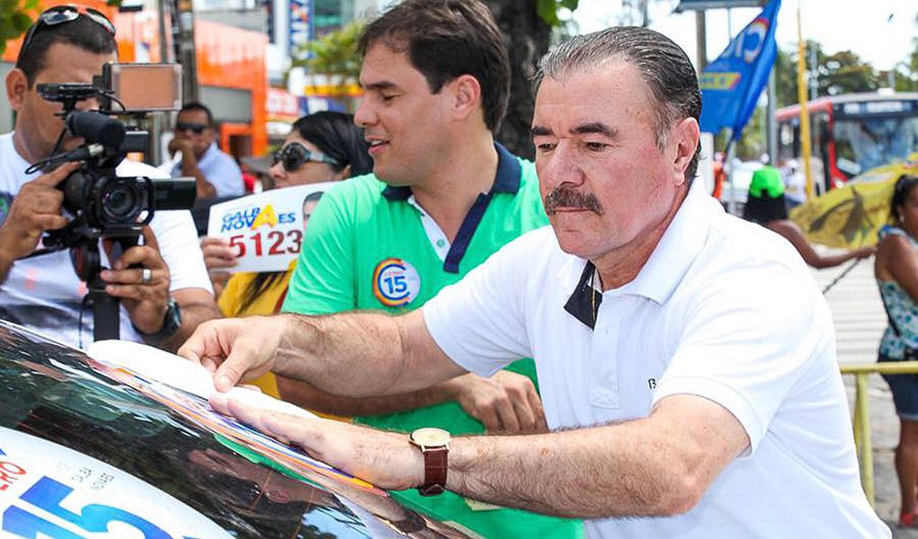 O candidato a prefeito de Maceió, Cícero Almeida (PMDB), é acusado de repetir, em seu programa de governo, trechos inteiros das propostas apresentadas nas eleições de 2012 pelo então candidato Ronaldo Lessa (PDT); na peça entregue à Justiça Eleitoral pela coligação “Pra Maceió voltar a crescer”, há transcrições literais do conteúdo apresentado anteriormente por Lessa; assessoria de Cícero Almeida explicou que a equipe dos dois planos de governo é a mesma e que a falta de avanços nas questões mais demandadas pela população explicam as semelhanças no texto (Foto: Voney Malta) O candidato a prefeito de Maceió, Cícero Almeida (PMDB), é acusado de repetir, em seu programa de governo, trechos inteiros das propostas apresentadas nas eleições de 2012 pelo então candidato Ronaldo Lessa (PDT); na peça entregue à Justiça Eleitoral pela coligação “Pra Maceió voltar a crescer”, há transcrições literais do conteúdo apresentado anteriormente por Lessa; assessoria de Cícero Almeida explicou que a equipe dos dois planos de governo é a mesma e que a falta de avanços nas questões mais demandadas pela população explicam as semelhanças no texto