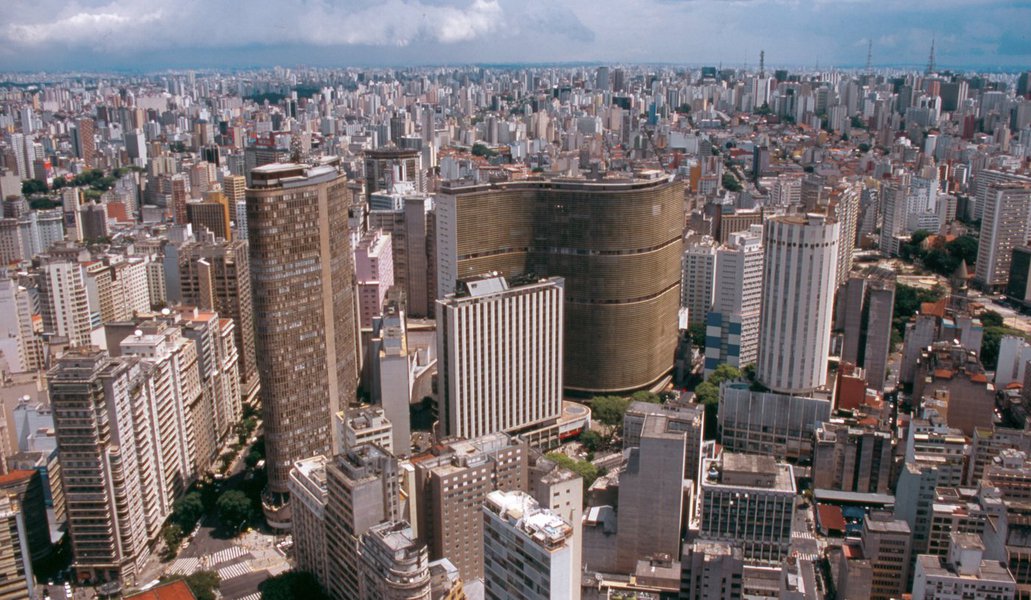 Pesquisa, feita com 2.002 pessoas em 143 municípios em parceria com a Confederação Nacional da Indústria, mostrou que 49% das pessoas nos quatro Estados da região acreditam que os recursos públicos são muito mal utilizados, segundo a colunista Mônica Bergamo; o percentual varia entre 31% e 44% nas outras regiões (Foto: Roberta Namour) Pesquisa, feita com 2.002 pessoas em 143 municípios em parceria com a Confederação Nacional da Indústria, mostrou que 49% das pessoas nos quatro Estados da região acreditam que os recursos públicos são muito mal utilizados, segundo a colunista Mônica Bergamo; o percentual varia entre 31% e 44% nas outras regiões