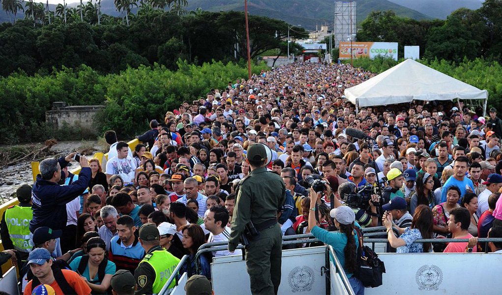 Nos últimos dois fins de semana, dezenas de milhares de venezuelanos cruzaram a fronteira colombiana em busca de alimentos, remédios e outros produtos que estão em escassez em Caracas e outras cidades da Venezuela; "Não se repetirá pela terceira vez aquilo que ocorreu nos dois últimos fins de semana. Devemos trabalhar para que a próxima abertura da fronteira seja definitiva. No próximo fim de semana, não haverá passagem livre", declarou a ministra das Relações Exteriores da Colômbia, María Ángela Holguín (Foto: Roberta Namour) Nos últimos dois fins de semana, dezenas de milhares de venezuelanos cruzaram a fronteira colombiana em busca de alimentos, remédios e outros produtos que estão em escassez em Caracas e outras cidades da Venezuela; "Não se repetirá pela terceira vez aquilo que ocorreu nos dois últimos fins de semana. Devemos trabalhar para que a próxima abertura da fronteira seja definitiva. No próximo fim de semana, não haverá passagem livre", declarou a ministra das Relações Exteriores da Colômbia, María Ángela Holguín