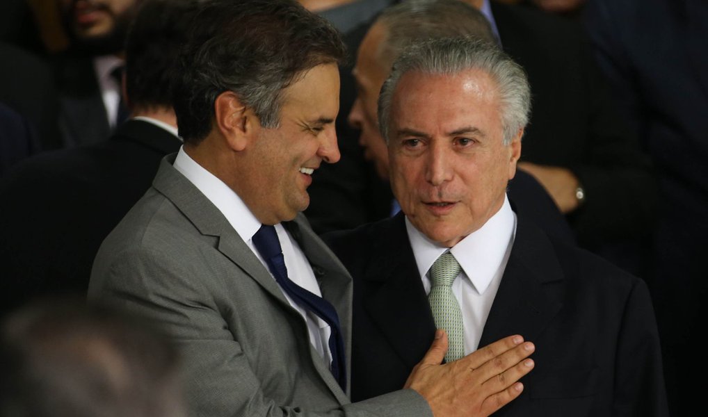 Em reunião com o presidente interino, Michel Temer, o presidente do PSDB, senador Aécio Neves (MG), manifestou seu interesse em criar, no Congresso Nacional, uma comissão especial com o objetivo de facilitar discussão e tramitação de dois pontos da reforma política: o fim das coligações proporcionais e o restabelecimento da cláusula de barreira; segundo Aécio, Temer se mostrou "muito simpático" à proposta de criação da comissão para discutir estes dois pontos; "Trouxe a informação de que trataremos essa questão como prioridade", afirmou (Foto: Paulo Emílio) Em reunião com o presidente interino, Michel Temer, o presidente do PSDB, senador Aécio Neves (MG), manifestou seu interesse em criar, no Congresso Nacional, uma comissão especial com o objetivo de facilitar discussão e tramitação de dois pontos da reforma política: o fim das coligações proporcionais e o restabelecimento da cláusula de barreira; segundo Aécio, Temer se mostrou "muito simpático" à proposta de criação da comissão para discutir estes dois pontos; "Trouxe a informação de que trataremos essa questão como prioridade", afirmou
