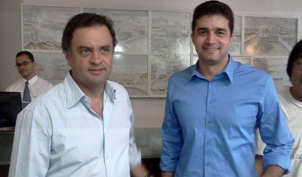 O senador Aécio Neves (PSDB-MG) agendou para a próxima semana uma serie de visitas pelas capitais do país com o objetivo de apoiar candidatos da sigla e reforçar seu nome dentro do partido para a disputa presidêncial em 2018; além de Maceió, onde fará campanha pela reeleição de Rui Palmeira (PSDB), que disputa a prefeitura com Cícero Almeida (PMDB), Aécio irá visitar cidades do Mato Grosso, Mato Grosso do Sul e Espírito Santo; estratégia é exibir musculatura dentro do PSDB por conta do destaque alcançado pelo governador Geraldo Alckmin (PSDB) após vitória de João Dória na capital paulista (Foto: Voney Malta) O senador Aécio Neves (PSDB-MG) agendou para a próxima semana uma serie de visitas pelas capitais do país com o objetivo de apoiar candidatos da sigla e reforçar seu nome dentro do partido para a disputa presidêncial em 2018; além de Maceió, onde fará campanha pela reeleição de Rui Palmeira (PSDB), que disputa a prefeitura com Cícero Almeida (PMDB), Aécio irá visitar cidades do Mato Grosso, Mato Grosso do Sul e Espírito Santo; estratégia é exibir musculatura dentro do PSDB por conta do destaque alcançado pelo governador Geraldo Alckmin (PSDB) após vitória de João Dória na capital paulista