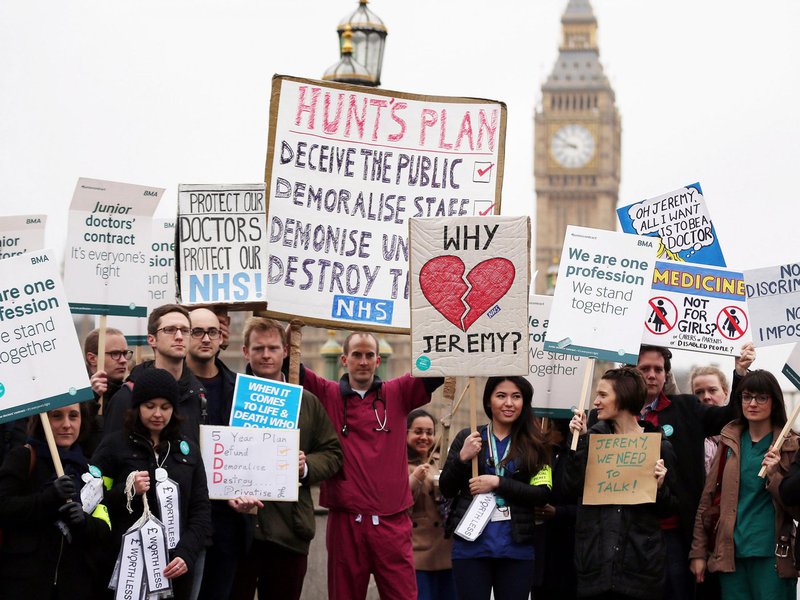 Mais de 2 milhões de pessoas já assinaram petição ao Parlamento para que o Reino Unido celebre um segundo referendo sobre a União Europeia ; na consulta da última quinta-feira (23), 51,9% dos eleitores britânicos escolheram romper os laços entre o Reino Unido e o bloco; o Parlamento afirmou que considerará este pedido para debate, o que se compromete a fazer com todas as iniciativas cidadãs que reúnam mais de 100 mil assinaturas; o referendo teve 72,1% de participação da população (Foto: Realle Palazzo-Martini) Mais de 2 milhões de pessoas já assinaram petição ao Parlamento para que o Reino Unido celebre um segundo referendo sobre a União Europeia ; na consulta da última quinta-feira (23), 51,9% dos eleitores britânicos escolheram romper os laços entre o Reino Unido e o bloco; o Parlamento afirmou que considerará este pedido para debate, o que se compromete a fazer com todas as iniciativas cidadãs que reúnam mais de 100 mil assinaturas; o referendo teve 72,1% de participação da população