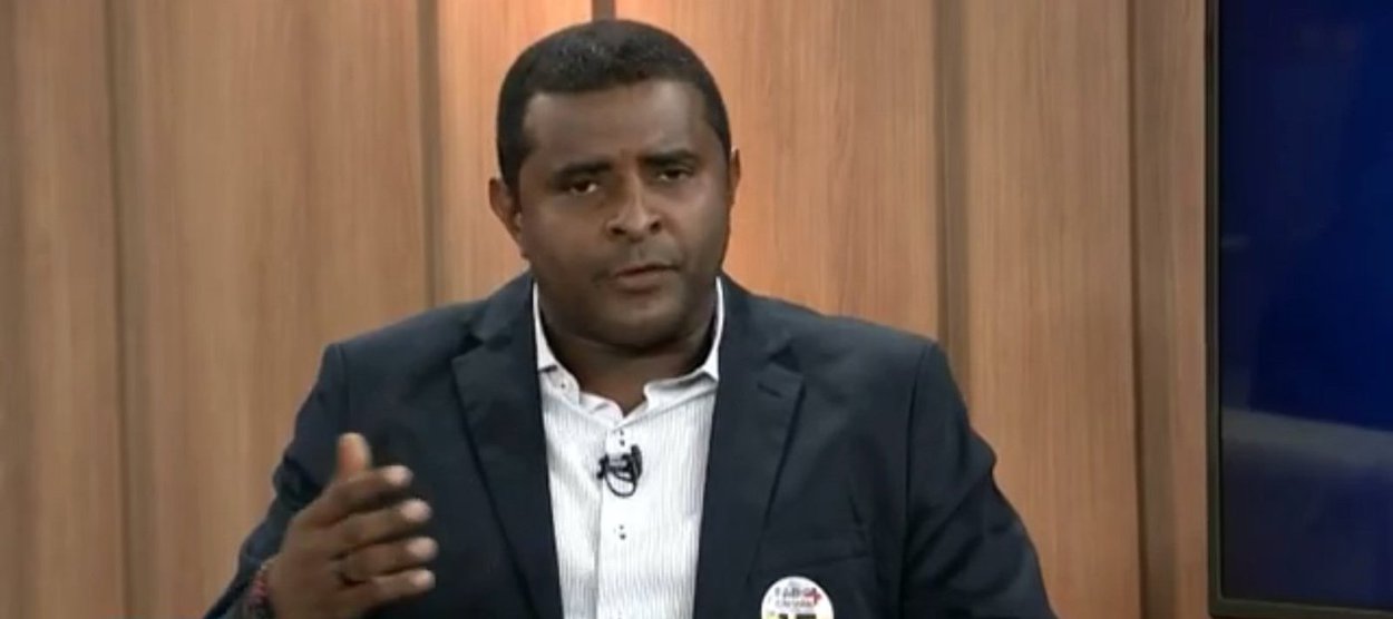 O candidato do PMDB a prefeito de São Luís, Fábio Câmara, amenizou o fato de não ter tido o apoio total do seu partido para disputar a eleição municipal. "PMDB é um dos únicos partidos que surgiu como movimento democrático e, quando surge como movimento, vem das ruas, vem do povo. A discussão interna fortalece o partido. (Nossa) candidatura é real", afirmou; segundo ele, o problema da divisão interna "já foi sanado"; e disparou duras críticas ao prefeito de São Luís, Edivaldo Holanda Júnior (PDT), ao dizer que ele "nunca pisou em um ônibus" e "não tem que fazer propaganda" (Foto: Leonardo Lucena) O candidato do PMDB a prefeito de São Luís, Fábio Câmara, amenizou o fato de não ter tido o apoio total do seu partido para disputar a eleição municipal. "PMDB é um dos únicos partidos que surgiu como movimento democrático e, quando surge como movimento, vem das ruas, vem do povo. A discussão interna fortalece o partido. (Nossa) candidatura é real", afirmou; segundo ele, o problema da divisão interna "já foi sanado"; e disparou duras críticas ao prefeito de São Luís, Edivaldo Holanda Júnior (PDT), ao dizer que ele "nunca pisou em um ônibus" e "não tem que fazer propaganda"