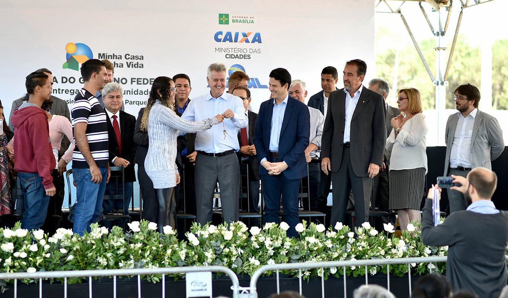O governador do Distrito Federal, Rodrigo Rollemberg, entregou 2.304 apartamentos foram entregues a famílias no Paranoá Parque; cerca de 9,2 mil pessoas foram beneficiadas com a entrega; essa é a terceira e última leva no residencial; o número de unidades habitacionais entregues desde 2015 chegou a 4.384; em todo o Distrito Federal, do ano passado para cá, foram 9.830 residências (Foto: Leonardo Lucena) O governador do Distrito Federal, Rodrigo Rollemberg, entregou 2.304 apartamentos foram entregues a famílias no Paranoá Parque; cerca de 9,2 mil pessoas foram beneficiadas com a entrega; essa é a terceira e última leva no residencial; o número de unidades habitacionais entregues desde 2015 chegou a 4.384; em todo o Distrito Federal, do ano passado para cá, foram 9.830 residências