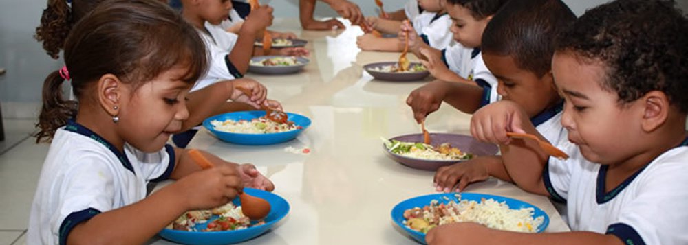 A Secretaria Municipal de Educação do Rio de Janeiro informou, por meio de nota, que a alimentação das unidades escolares é monitorada pelo Instituto de Nutrição Annes Dias (Inad), da Secretaria Municipal de Saúde; uma pesquisa divulgada pela ONGl internacional Greenpeace mostrou que alimentos fornecidos a escolas municipais cariocas podem conter vários agrotóxicos; para fazer a pesquisa, o Greenpeace comprou 40 quilos de alimentos de um dos seis fornecedores de merenda escolar da prefeitura do Rio; a ONG dividiu os 40 quilos em 20 amostras de dois quilos cada uma e as enviou para um laboratório público de São Paulo (Foto: Leonardo Lucena) A Secretaria Municipal de Educação do Rio de Janeiro informou, por meio de nota, que a alimentação das unidades escolares é monitorada pelo Instituto de Nutrição Annes Dias (Inad), da Secretaria Municipal de Saúde; uma pesquisa divulgada pela ONGl internacional Greenpeace mostrou que alimentos fornecidos a escolas municipais cariocas podem conter vários agrotóxicos; para fazer a pesquisa, o Greenpeace comprou 40 quilos de alimentos de um dos seis fornecedores de merenda escolar da prefeitura do Rio; a ONG dividiu os 40 quilos em 20 amostras de dois quilos cada uma e as enviou para um laboratório público de São Paulo