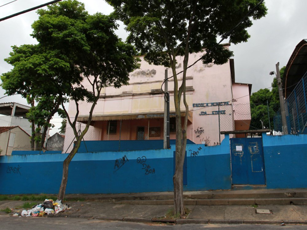 Quatro homens armados invadiram a Escola Municipal João Kopke, na Piedade, zona norte do Rio de Janeiro; depois de renderem alunos e funcionários, eles fugiram levando os pertences das vítimas e dois veículos de funcionários; uma professora chegou a ser agredida com chutes e pontapés, mas passa bem; quatro viaturas do 3° Batalhão de Polícia Militar (BPM), do Méier, foram acionadas; uma testemunha confirmou aos policiais que quatro suspeitos em um carro renderam alunos no portão da escola, depois entraram e assaltaram as pessoas, levando também os dois carros (Foto: Leonardo Lucena) Quatro homens armados invadiram a Escola Municipal João Kopke, na Piedade, zona norte do Rio de Janeiro; depois de renderem alunos e funcionários, eles fugiram levando os pertences das vítimas e dois veículos de funcionários; uma professora chegou a ser agredida com chutes e pontapés, mas passa bem; quatro viaturas do 3° Batalhão de Polícia Militar (BPM), do Méier, foram acionadas; uma testemunha confirmou aos policiais que quatro suspeitos em um carro renderam alunos no portão da escola, depois entraram e assaltaram as pessoas, levando também os dois carros